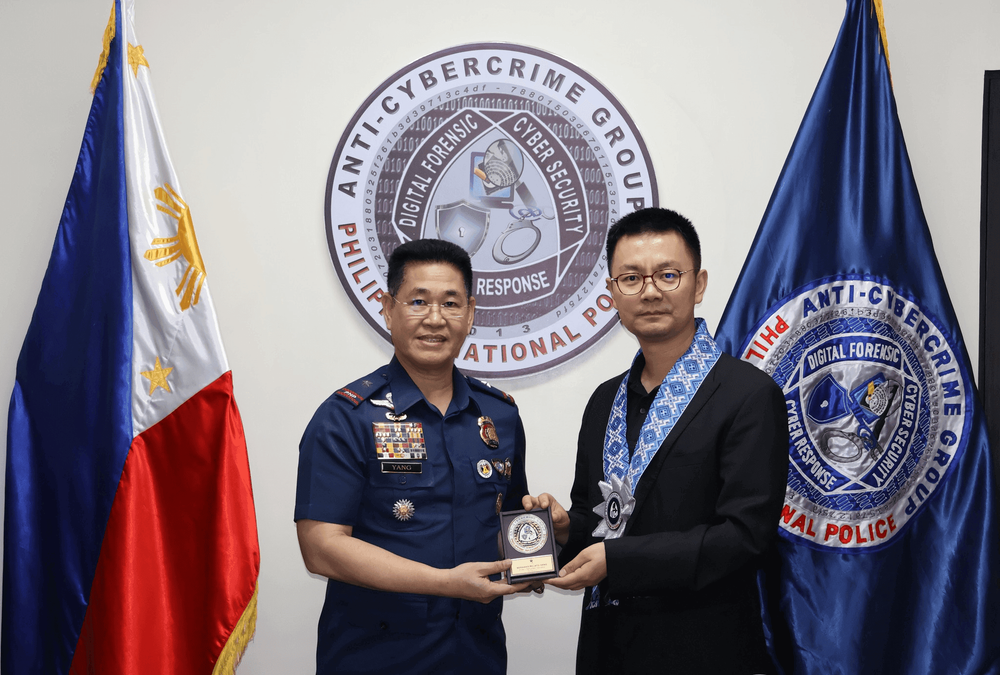 Mr. Tim Li, CEO of FinVolution Group, with Brig. Gen. Bernard R. Yang, Acting Director of PNP Anti-Cybercrime Group